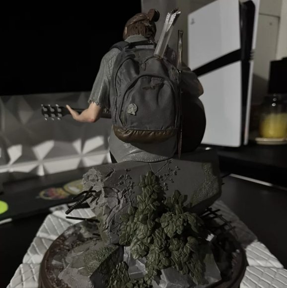 The Last Of Us Part 2 ELLIE Statue from Collector's Edition - New collectible - Picture 5 of 10